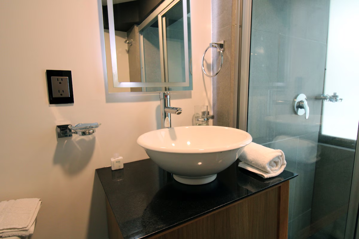 Baño privado de Casa Romita con acabados modernos